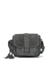 Bandolera de eco cuero gris con solapa frontal de cuero natural, cierre con broche imantado y bolsillo delantero. Incluye detalle de flecos colgantes, bolsillo trasero con cierre y correa ajustable.