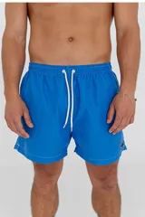 Short de baño celeste con cordón ajustable en la cintura.