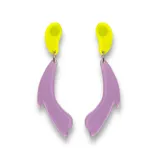 Par de aros colgantes con forma tribal, hechos de acrílico amarillo y lila.