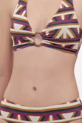 Top de bikini estilo halter con estampado geométrico multicolor en tonos bordó, verde, tostado y blanco, y detalle de argolla central.