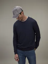Sweater azul marino de tejido de punto liso, con cuello redondo y mangas largas.