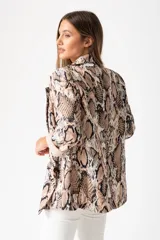 Blazer con estampado animal print color beige, con solapas de muesca y cierre frontal con botón negro.