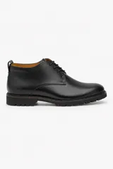 Botín de cuero negro con cordones, diseño de corte bajo y suela de goma tipo tractor.