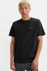 Remera negra de algodón con calce estándar y logo Levi's batwing estampado en el pecho.