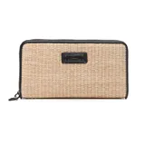 Billetera tipo fichero de diseño trenzado en tono natural, con bordes y detalles en cuerina negra. Posee cierre perimetral y placa metálica frontal con el logo grabado.