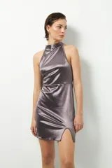 Vestido corto de satén color gris, sin mangas, con cuello alto y espalda descubierta con doble tira para atar.