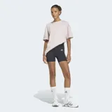 Calza corta deportiva Adidas de tiro alto, con corte ajustado y cintura elástica. Presenta el logo de la marca en la parte frontal y tecnología de tejido transpirable.