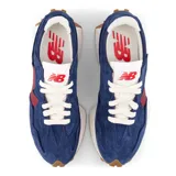 Championes New Balance modelo 327, de estilo retro running. Presentan un empeine de gamuza azul marino con la icónica 'N' lateral en color bordó. La entresuela es de color blanco y la suela exterior de goma con relieve en color caramelo.