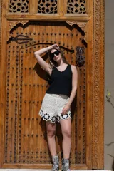 Musculosa negra con cuello en V y breteles finos.