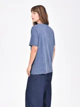 Remera de manga corta, corte holgado y efecto gastado (acid wash) en color gris oscuro. Estampado frontal con una rosa roja, estrellas y el texto "ROCK & ROLL" y "make some noise".