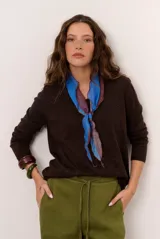 Sweater de punto color marrón oscuro con escote en V y mangas largas, de diseño clásico y relajado.