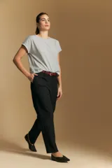 Pantalón de vestir negro con corte recto y tiro medio-alto, confeccionado con líneas sastreras limpias y bolsillos laterales.