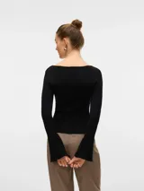 Top de punto acanalado color negro, con cuello bote y mangas largas de corte recto. Confeccionado en una mezcla de viscosa y poliéster, presenta una textura suave y ligera.