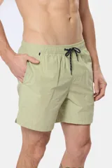Short de baño negro liso, con cintura elástica y cordón regulable, dos bolsillos laterales y suspensor de malla fina.