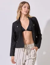Camisa tipo campera de lino marca Dash, color blanco, con cierre frontal de botones, cuello camisero y bolsillos con solapa en el pecho.