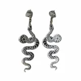 Par de aros colgantes con forma de serpiente plateada con detalles en negro.