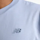 Remera celeste de corte clásico con logo bordado en el pecho.