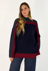 Sweater de punto con diseño de bloques de color en azul marino, bordó y gris oscuro. Presenta cuello alto, mangas largas y un corte holgado.