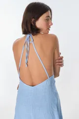 Top largo marrón con breteles finos ajustables y tajo frontal. Confeccionado en lino italiano.