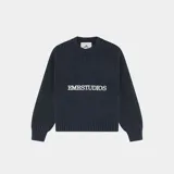 Sweater de punto azul marino con cuello redondo y mangas largas. Tiene un corte holgado y el logo de la marca Eme Studios bordado en el pecho.