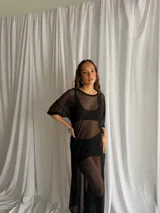 Vestido midi negro de tul transparente, de manga corta y corte recto y holgado.