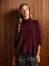 Poleron negro de tejido de punto con cuello alto doble y mangas 3/4 con puños acanalados.