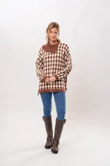 Sweater oversize de punto con cuello alto, diseño geométrico en color marrón y beige.