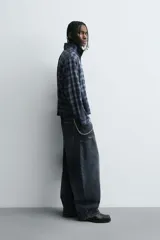 Camisa boxy fit de cuadros en tonos azules y negros, confeccionada en tejido con mezcla de algodón. Cuenta con cuello solapa, manga larga y cierre frontal con cremallera.