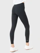 Calza deportiva larga de tiro alto, color negro, con diseño ajustado y costuras reforzadas. Cuenta con pretina elástica para mayor sujeción y libertad de movimiento.