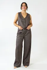 Pantalón de corte recto y tiro alto en color chocolate, con textura sutil y bolsillos laterales.