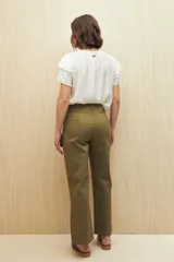 Pantalón recto color marrón, de tiro medio y silueta recta.