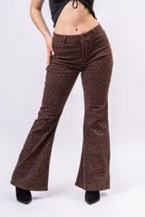 Pantalón oxford de denim elastizado con tiro alto y estampa de animal print en tonos marrones.