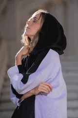 Canguro oversize negro con capucha y mangas largas.