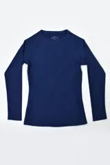 Remera de manga larga azul marino con cuello redondo.