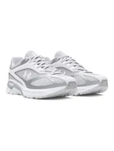 Championes Under Armour modelo HOVR Apparition, de diseño retro inspirado en el año 2009. Presentan una combinación de malla transpirable y refuerzos de cuero en color blanco y gris, con tecnología de amortiguación reactiva UA HOVR en la entresuela.