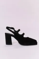 Zapatos de tacón tipo Mary Jane en gamuza color marrón, con doble tira con hebillas metálicas doradas sobre el empeine, punta cuadrada y taco bloque alto.