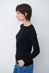 Buzo de tejido morley color marrón, con cuello redondo y mangas largas, de corte ajustado al cuerpo.