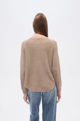 Sweater de algodón color beige con diseño de punto en relieve en forma de zigzag y pequeños puntos. Tiene cuello redondo y mangas largas tipo ranglán.