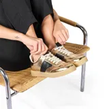 Zapatillas urbanas doradas con detalles en negro y suela color caramelo.