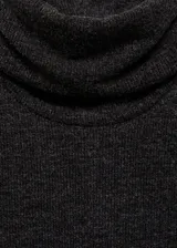 Vestido midi de punto en color marrón oscuro, con cuello alto vuelto, manga larga y corte ajustado al cuerpo.