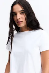 Remera de manga corta básica, confeccionada en algodón, con cuello redondo y corte recto.