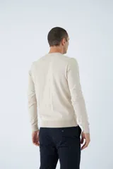 Sweater de tejido de punto con mezcla de algodón y cashmere, de calce regular, con escote redondo a la base, mangas largas y puños y dobladillo acanalados. Presenta un pequeño logo bordado en el pecho.