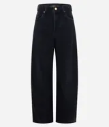 Pantalón de jean con corte barrel, de tiro medio y piernas anchas. Presenta un lavado marmorizado, trabillas en la cintura, cierre frontal con botón y cremallera, bolsillos funcionales y recortes decorativos en las rodillas.