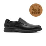 Zapato de vestir tipo mocasín de cuero negro, con diseño de puntera redondeada y suela de goma con cámara de aire en el talón.