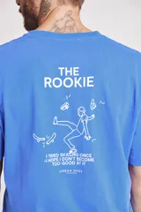 Remera blanca de manga corta y corte clásico, con estampa tipográfica minimalista en el pecho.
