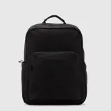 Mochila urbana de diseño minimalista en color negro, con compartimento principal amplio, bolsillo frontal con cierre y bolsillos laterales. Incluye espacio acolchado para computadora y manija superior reforzada.