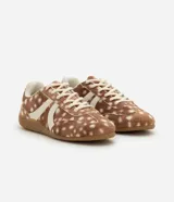 Championes Satinato con diseño de animal print tipo ciervo, confeccionados en cuero sintético con textura suave. Presentan recortes laterales en tono crema, cierre con cordones y suela de goma antideslizante.