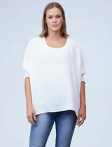 Blusa blanca de crepe marca Ninety, con mangas dolman terminadas en puño smock y escote redondo.