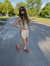 Shorts patchwork con estampado a rayas en tonos pastel (lila, amarillo, celeste y blanco) y detalle de bordado con la palabra 'pur' en verde.