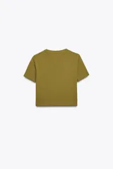 Camiseta cropped color amarillo, de corte slim fit, cuello redondo y manga corta.